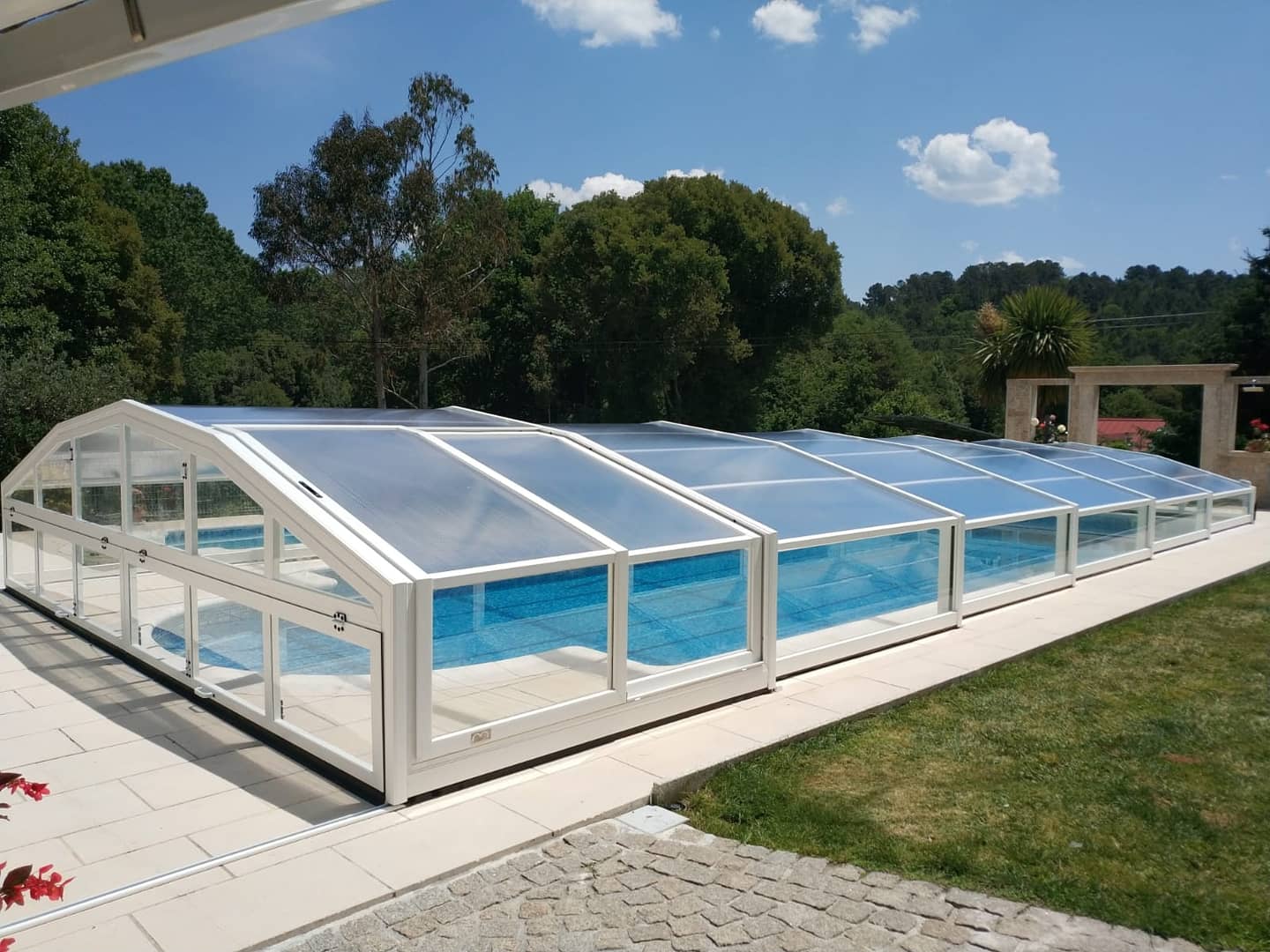 Cubierta baja de piscina versatile instalada en Cantabria