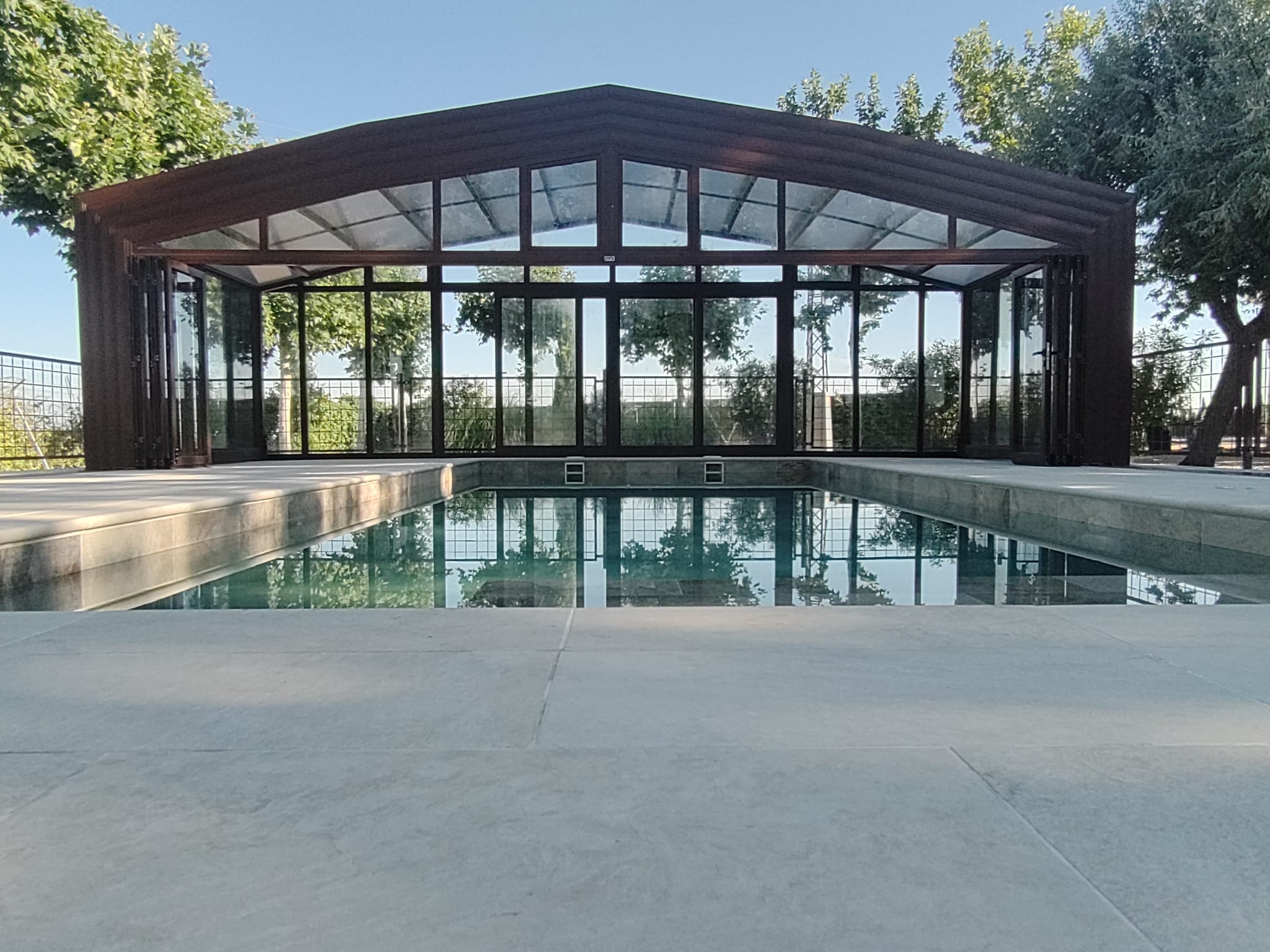 Cubiertas fijas vs. automáticas para piscinas: comparativa detallada · Cubrima