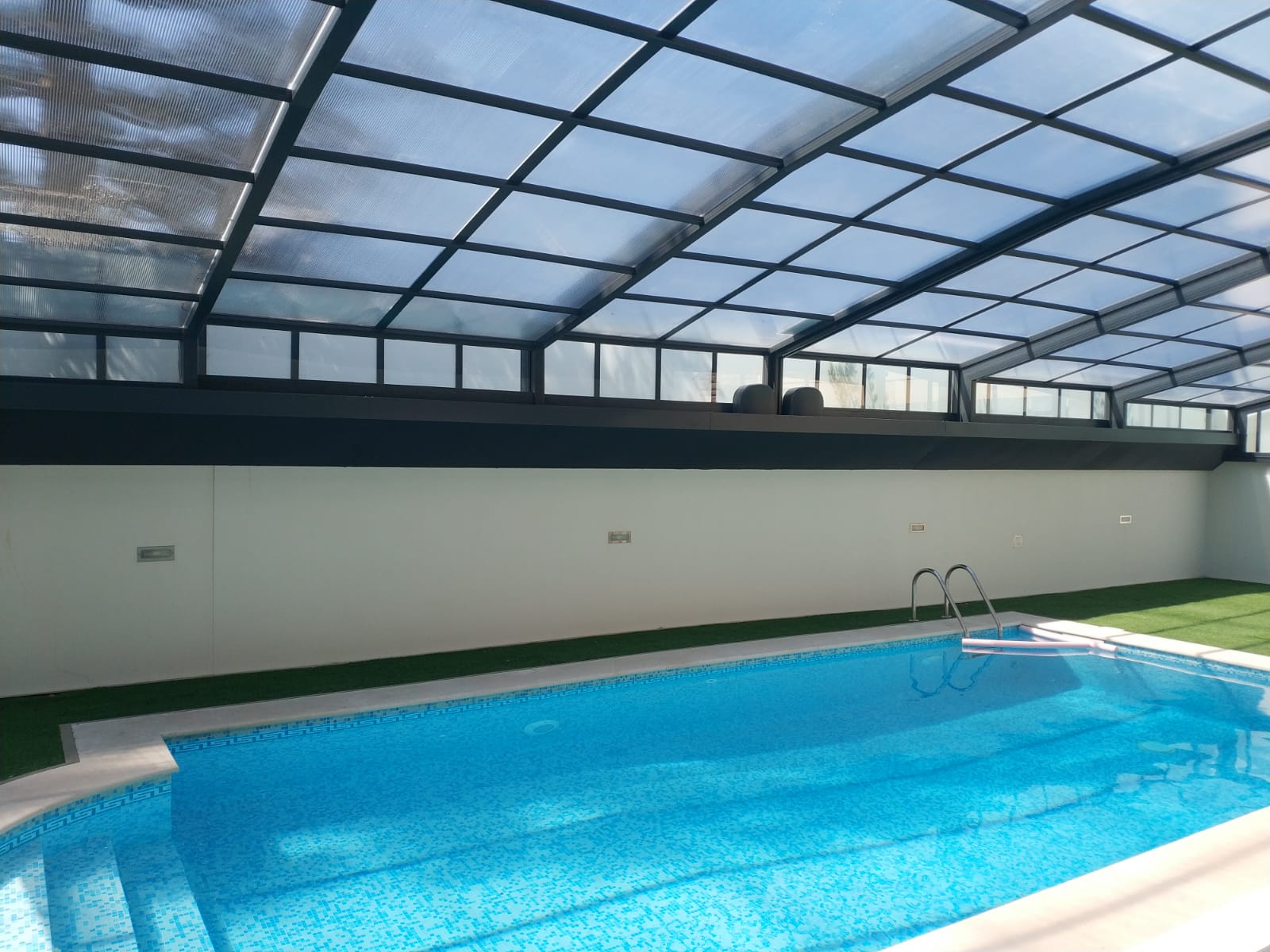 Sistemas de seguridad anti-intrusión en cubiertas de piscina: protección integral · Cubrima