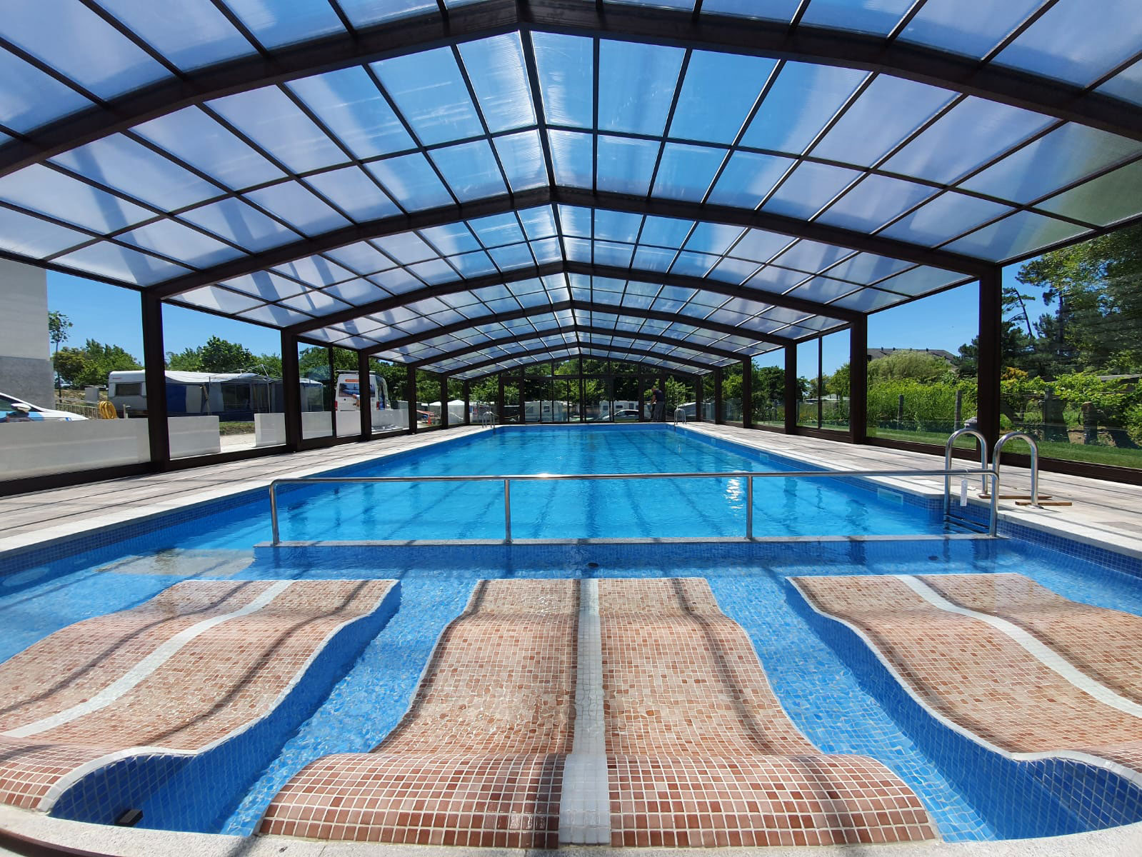 Comparativa entre cubiertas de piscinas y otras protecciones de piscina · Cubrima