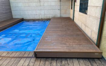 Cubierta transitable de madera para piscina que se encuentra abierta
