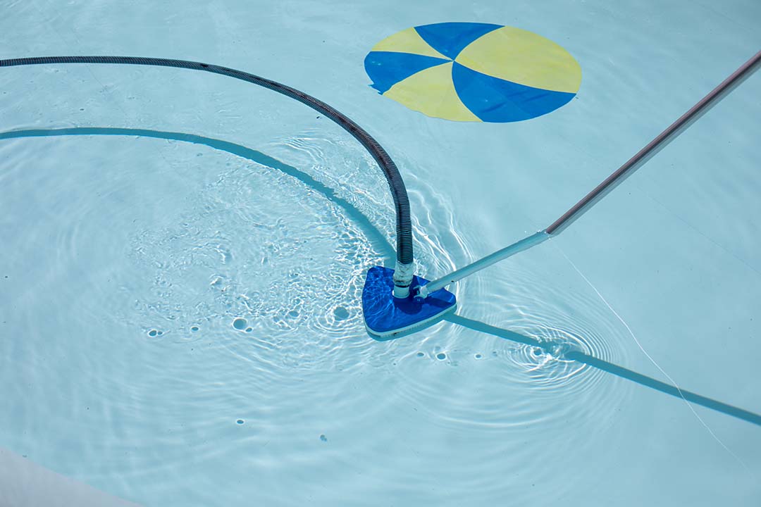 Uso del limpafondos en una piscina de sal para su mantenimiento