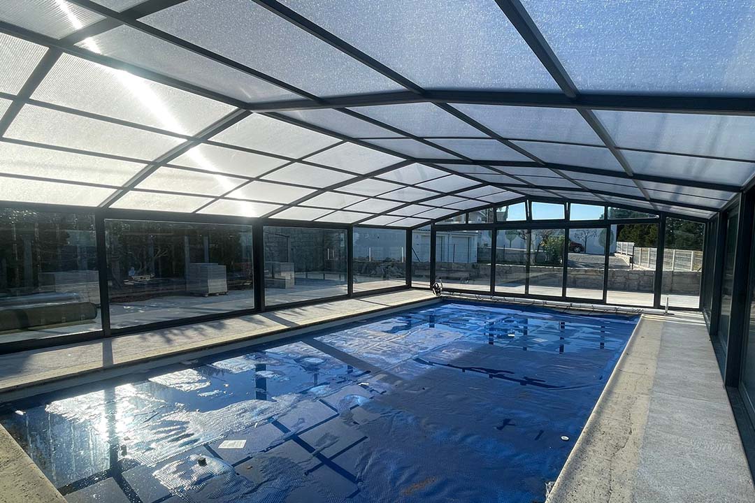 Vista interior desde la parte derecha de una piscina con una cubierta alta fija en Viana do Castelo