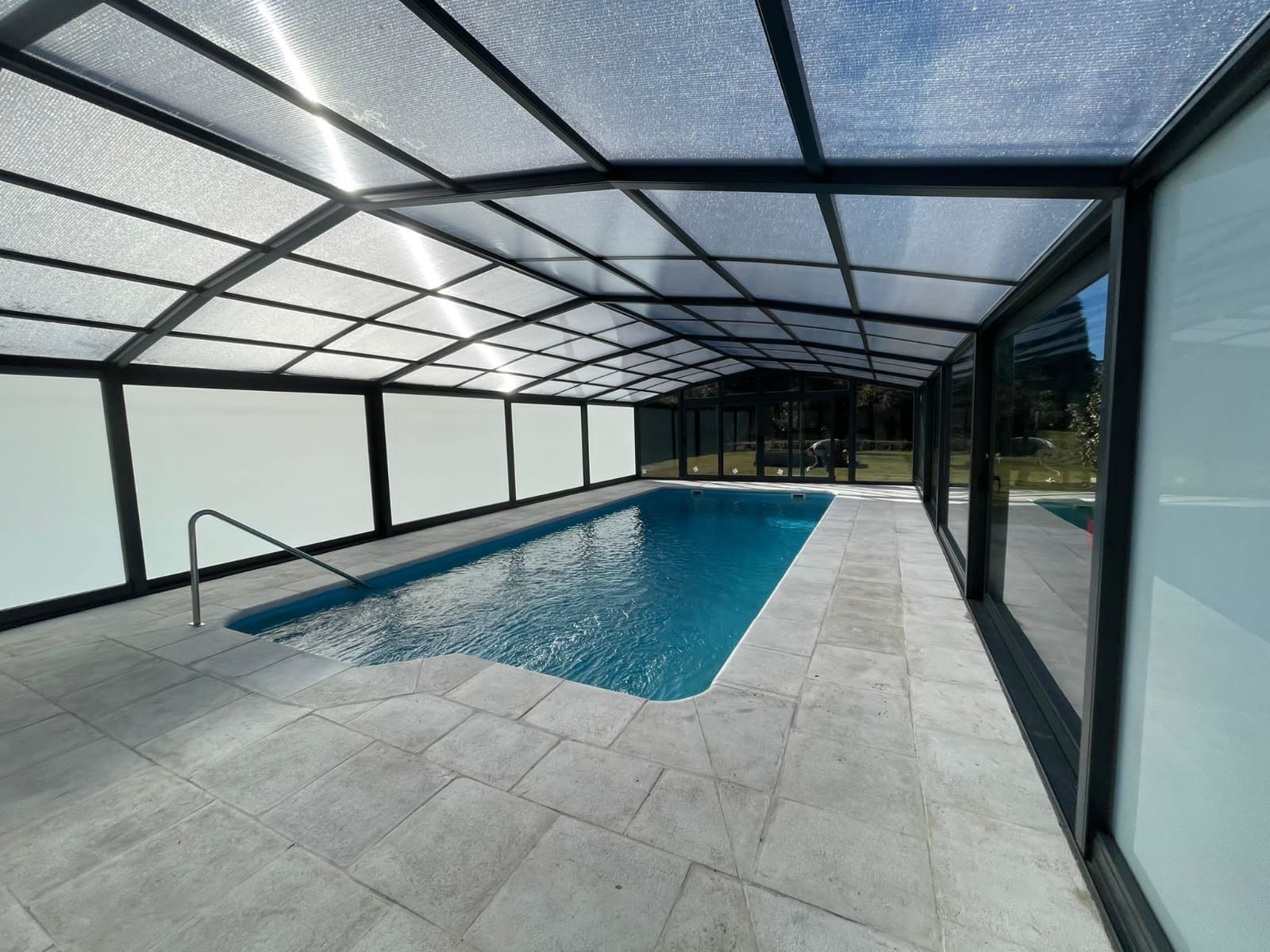 Vista interior de una cubierta alta fija para piscina
