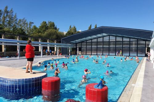 Cubierta telescópica vs. cubierta fija: ¿cuál se adapta mejor a tu estilo de vida? Comparativa completa entre cubiertas telescópicas y fijas para piscina. Análisis de uso, mantenimiento e inversión. Descubre cuál se adapta a tu estilo de vida.