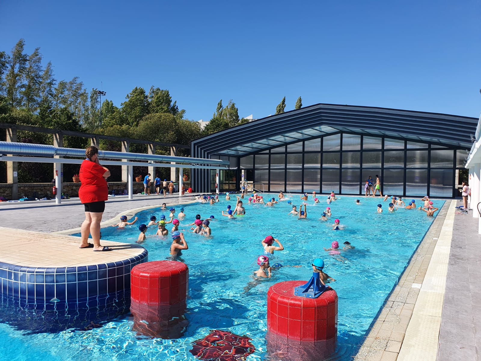 Cubierta telescópica vs. cubierta fija: ¿cuál se adapta mejor a tu estilo de vida? Comparativa completa entre cubiertas telescópicas y fijas para piscina. Análisis de uso, mantenimiento e inversión. Descubre cuál se adapta a tu estilo de vida.