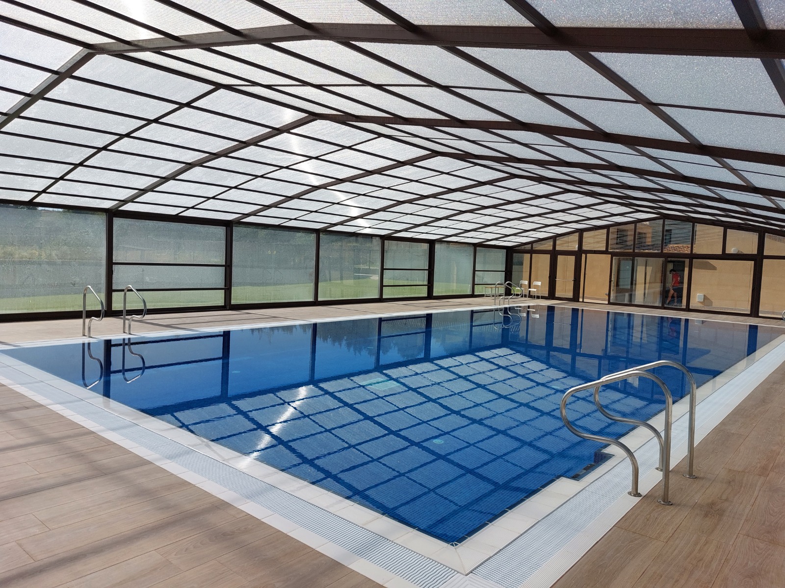 Guía Práctica para Elegir la Cubierta de Piscina Perfecta · CUBRIMA