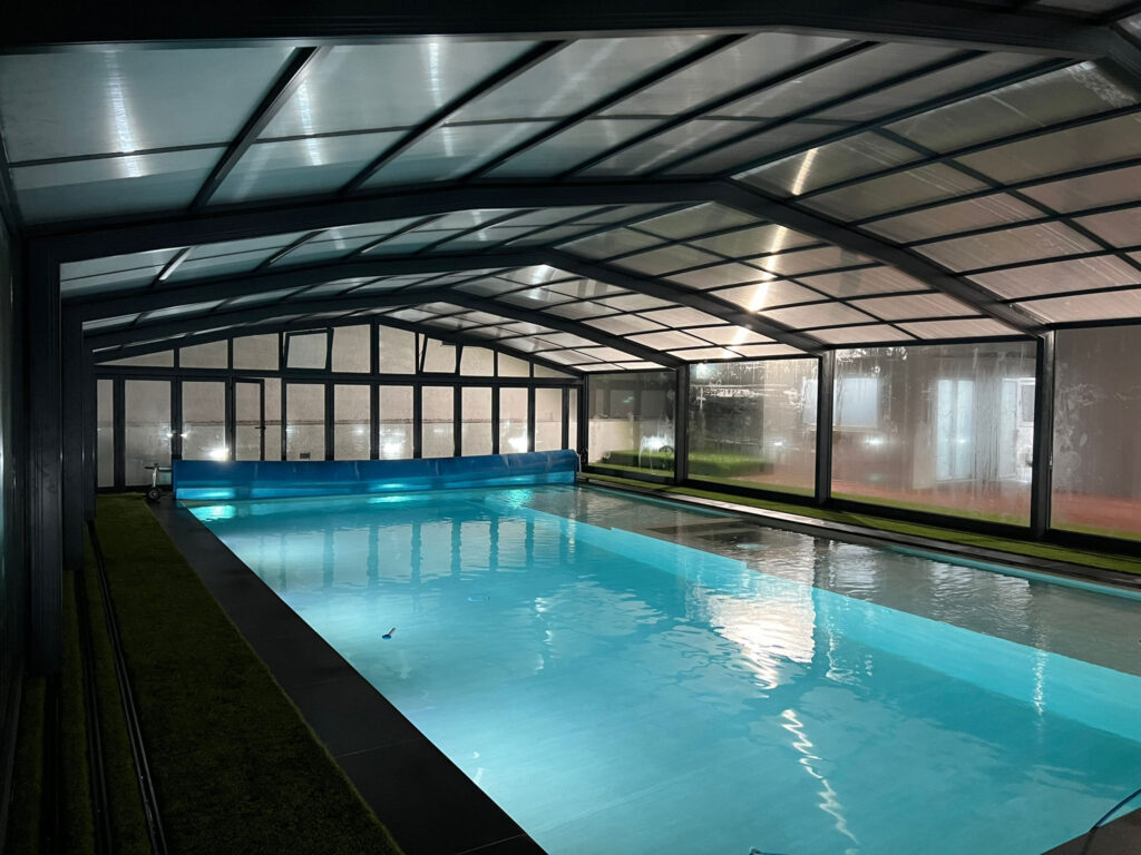 Características de la cubierta alta telescópica para piscina instalada en Aveiro (Portugal).