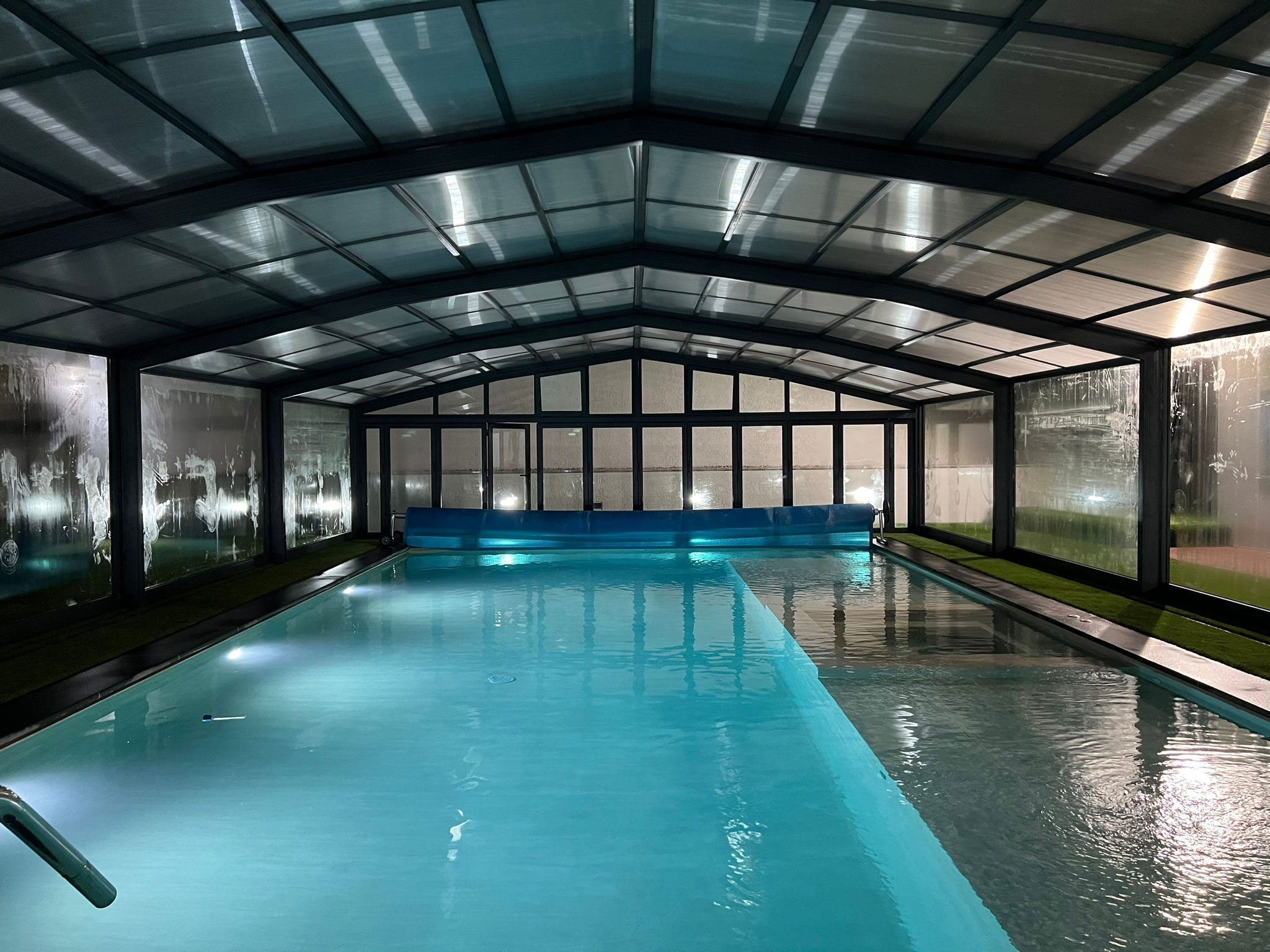 Cubierta alta telescópica confort para piscina instalada en Aveiro (Portugal).