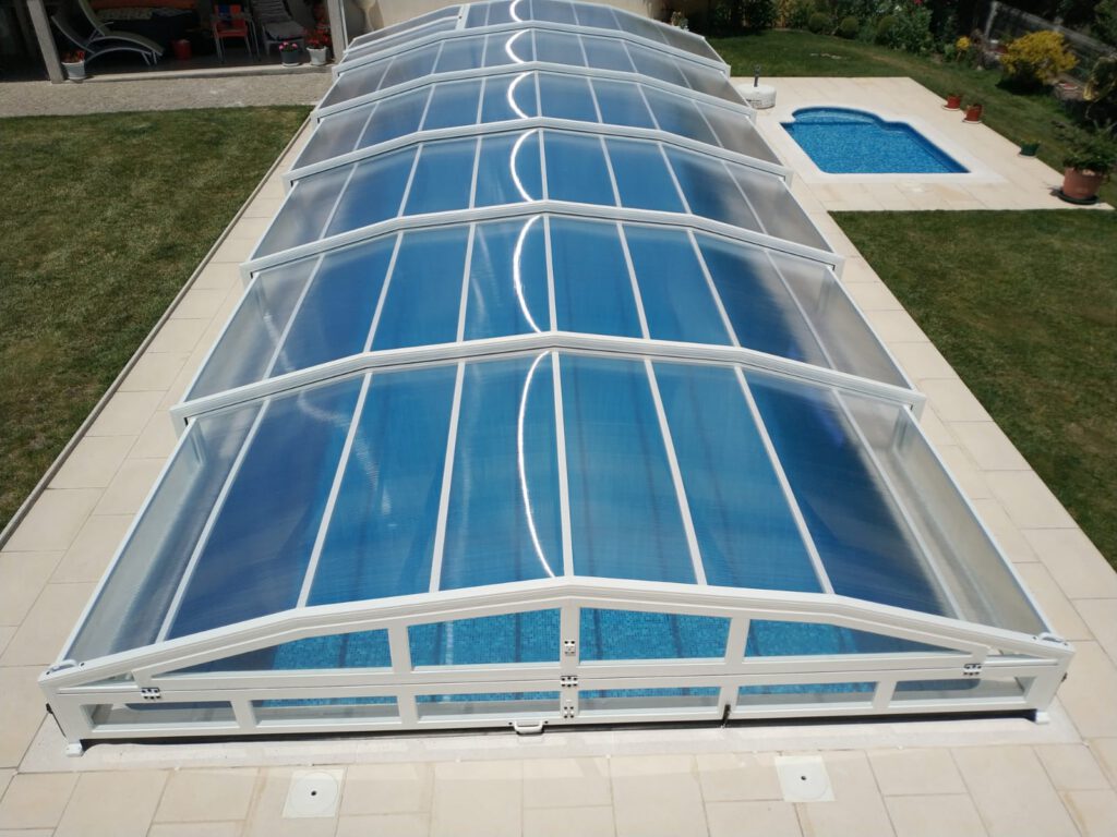 Cubierta para piscinas, un recurso efectivo para evitar la evaporación del agua.